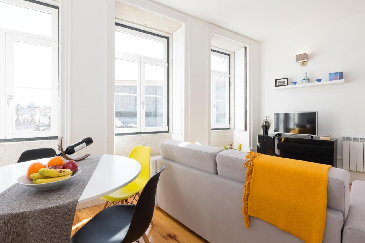 Host Wise - Colorful Stunning Sunlit Flat Apartment *